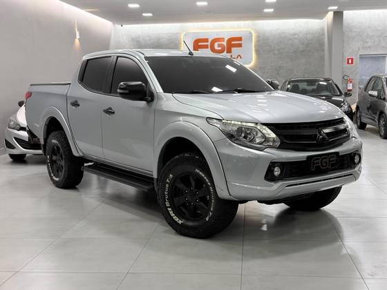 MITSUBISHI L200 TRITON 2.4 16V TURBO DIESEL SPORT HPE-S CD 4P 4X4 AUTOMÁTICO MITSUBISHI L200 TRITON 2.4 16V TURBO DIESEL SPORT HPE-S CD 4P 4X4 AUTOMÁTICO